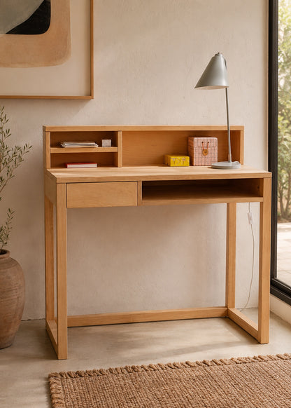Escritorio Osaka de madera de pino con barniz natural en ambiente